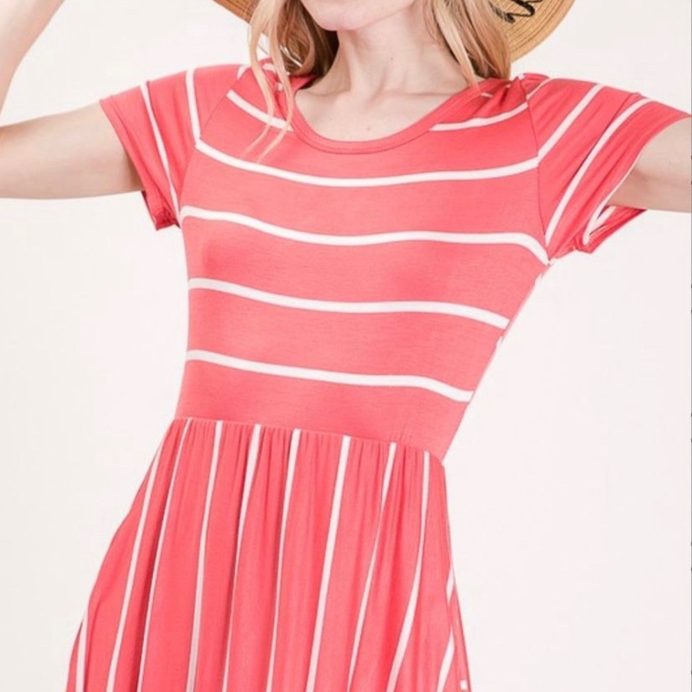 A-line stripped dress. Knee length. Pockets.